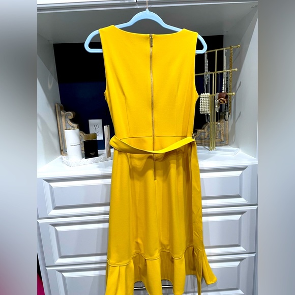 CALVIN KLIEN  Size 8 YELLOW  DRESS NEW W/TAGS ON ROUND NECK SLEEVELESS R… - Picture 2 of 8